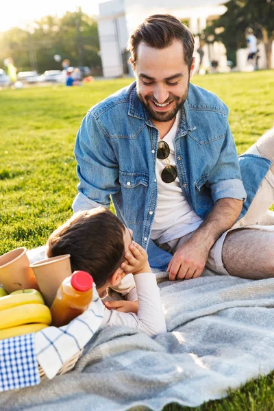 Dos hermanos felices pasando tiempo en el parque — Foto de Stock