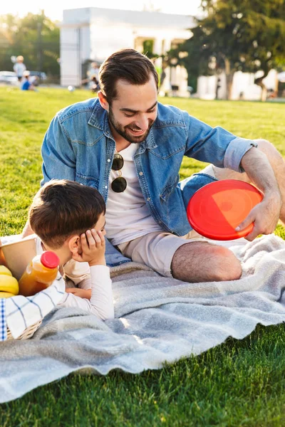 Dois irmãos felizes passando o tempo no parque — Fotografia de Stock