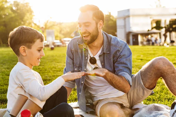 Happy young father having a picnic with his little son — Stock Photo, Image
