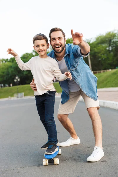 Dois irmãos felizes passando tempo divertido no parque — Fotografia de Stock