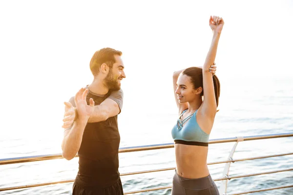 Atractiva pareja de fitness joven deportivo — Foto de Stock