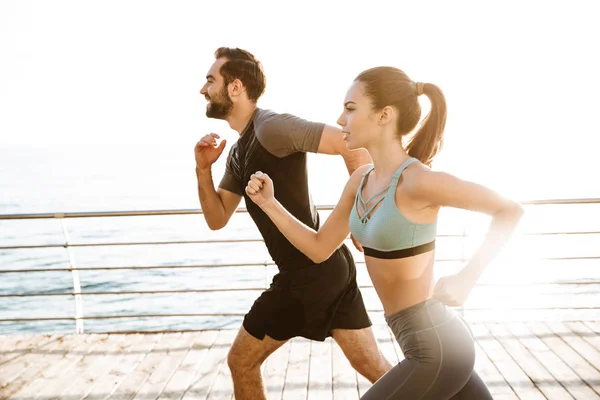 Atractiva pareja de fitness joven deportivo — Foto de Stock