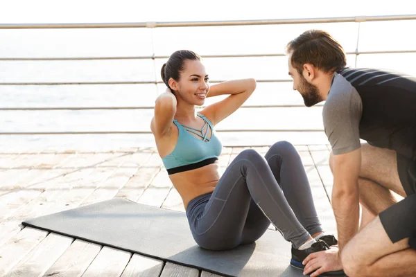 Attractive sporty young fitness couple — Stock Photo, Image