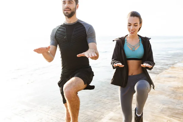 Attractive sporty young fitness couple — Stock Photo, Image