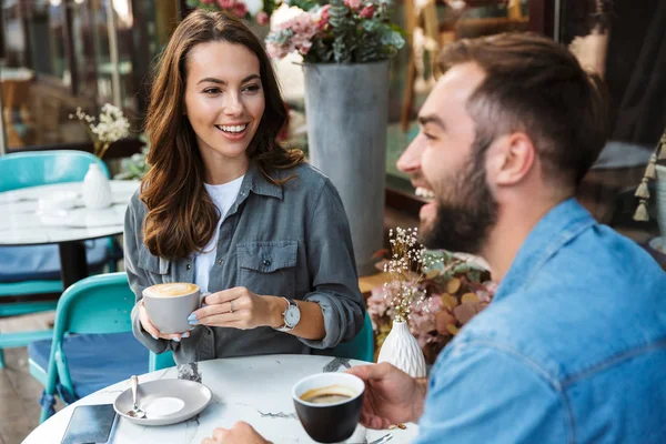 Atractiva pareja joven enamorada almorzando — Foto de Stock