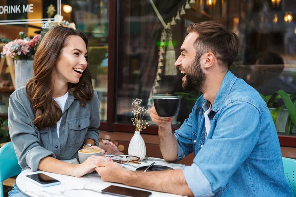 Attraente giovane coppia innamorata pranzare — Foto Stock