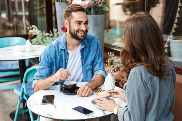 Attraktiva unga par i kärlek att ha lunch — Stockfoto