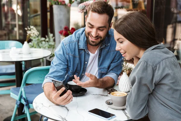 Attraktives junges verliebtes Paar beim Mittagessen — Stockfoto