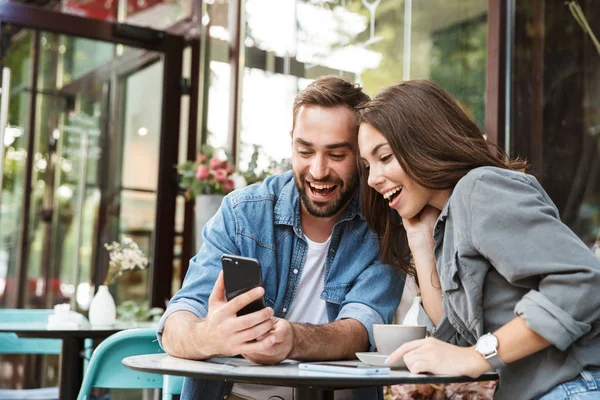 Attraktives junges verliebtes Paar beim Mittagessen — Stockfoto