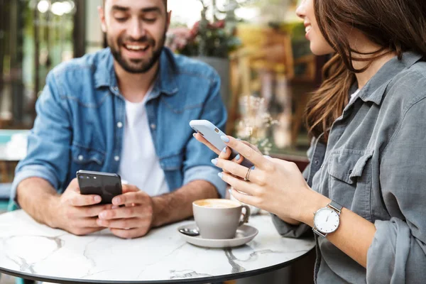 Attraktives junges verliebtes Paar beim Mittagessen — Stockfoto