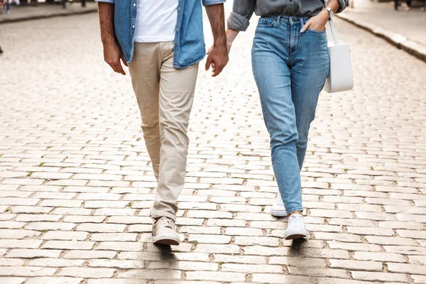 Bella giovane coppia innamorata che cammina all'aperto sulla strada della città — Foto Stock
