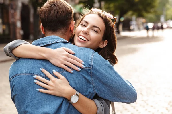 Mooie jonge paar in liefde buitenshuis in de stad straat — Stockfoto