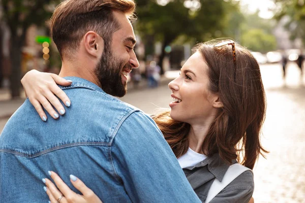 Närbild av ett vackert ungt par i kärlek utomhus — Stockfoto