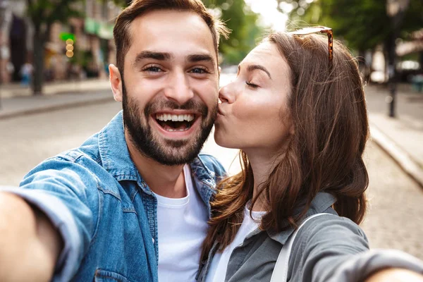 Schönes junges verliebtes Paar im Freien — Stockfoto