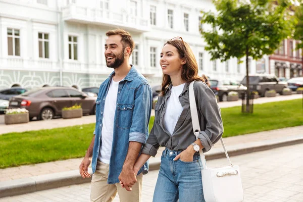 Schönes junges verliebtes Paar spaziert draußen an der Stadtstraße — Stockfoto