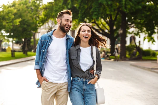 Hermosa pareja joven enamorada caminando al aire libre en la calle de la ciudad —  Fotos de Stock