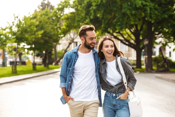 Schönes junges verliebtes Paar spaziert draußen an der Stadtstraße — Stockfoto