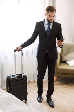 Takım elbise giyen genç işadamı