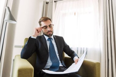 Takım elbise giyen genç işadamı