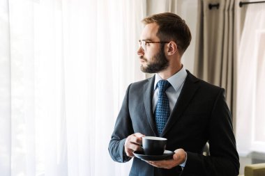 Takım elbise giyen genç işadamı