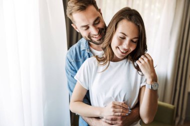 Güzel, genç bir çift birbirlerine aşık.