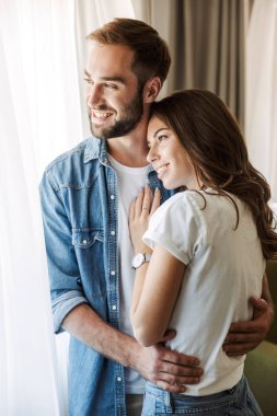 Güzel, genç bir çift birbirlerine aşık.