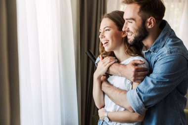 Güzel, genç bir çift birbirlerine aşık.