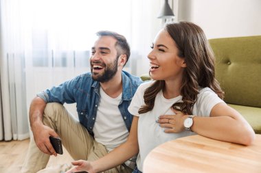 Güzel, genç bir çift birbirlerine aşık.