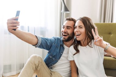 Güzel, genç bir çift birbirlerine aşık.