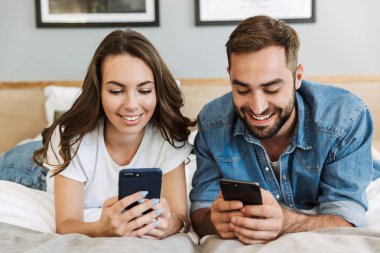 Evde aşık güzel genç çift, yatakta yatıyordu