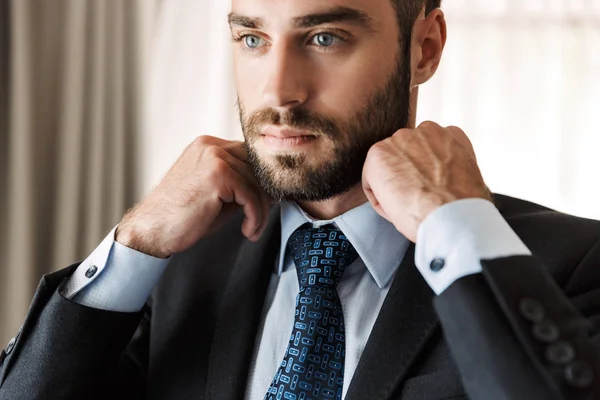 Abgeschnittenes Bild eines attraktiven jungen Geschäftsmannes — Stockfoto