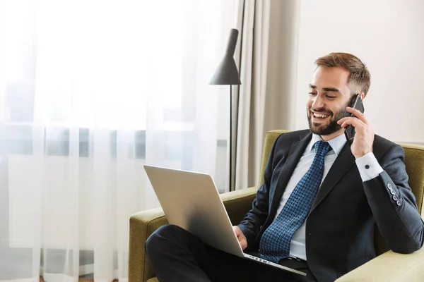 Attraktiv ung affärsman klädd i kostym — Stockfoto