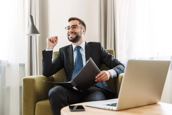 Atractivo joven hombre de negocios con traje — Foto de Stock