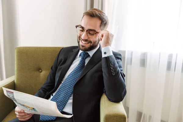 Attractive young businessman wearing suit — Stock Photo, Image