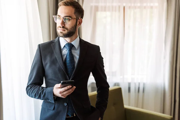 Ελκυστικός νέος επιχειρηματίας φορώντας κοστούμι — Φωτογραφία Αρχείου