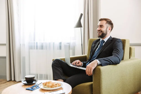 Attractive young businessman wearing suit — Stock Photo, Image