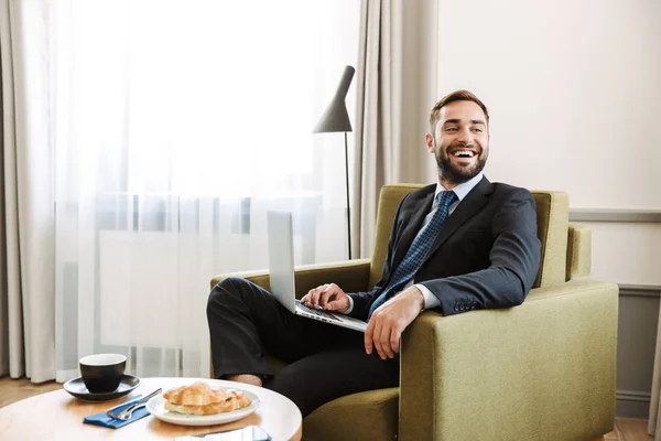 Attractive young businessman wearing suit — Stock Photo, Image