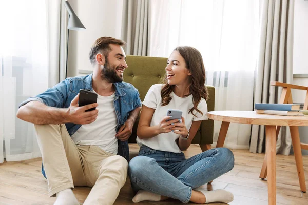 Belo jovem casal apaixonado em casa — Fotografia de Stock