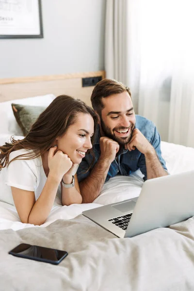 Hermosa joven pareja enamorada en casa — Foto de Stock