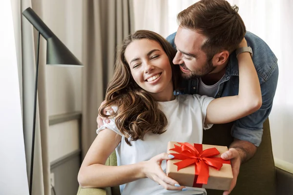 Güzel, genç bir çift birbirlerine aşık.