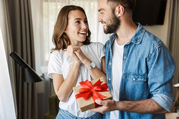 Güzel, genç bir çift birbirlerine aşık.