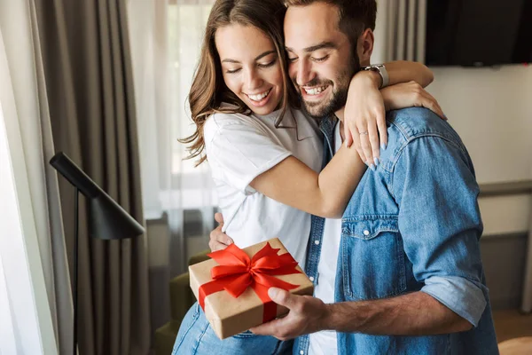 Schönes junges verliebtes Paar zu Hause — Stockfoto