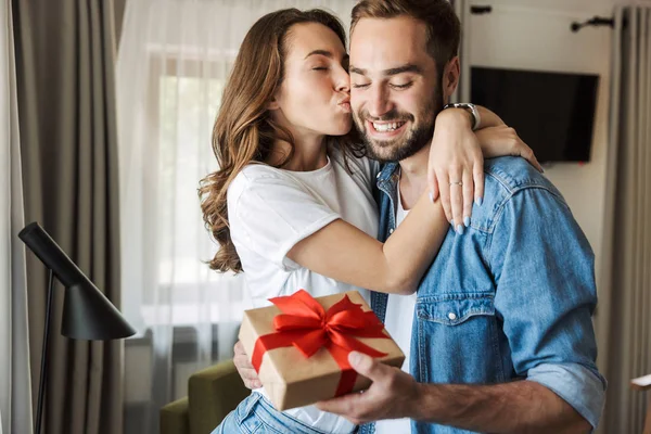 Schönes junges verliebtes Paar zu Hause — Stockfoto