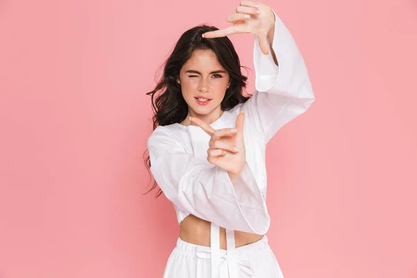 Jovem mulher bonita posando isolado sobre fundo de parede rosa fazer quadro foto gesto . — Fotografia de Stock