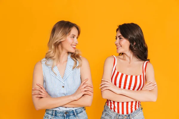 Πορτρέτο δύο χαρούμενη ξανθιά και μελαχρινή γυναίκες 20s το καλοκαίρι φορούν χαμογελαστά με τα χέρια σταυρωτά — Φωτογραφία Αρχείου