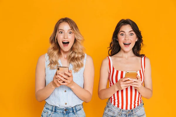 Две веселые молодые девушки в летнем наряде — стоковое фото