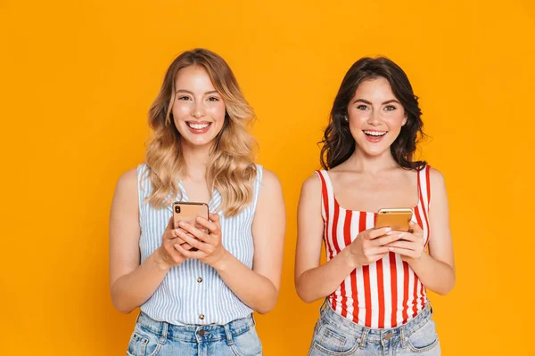 Duas jovens meninas alegres vestindo roupa de verão — Fotografia de Stock