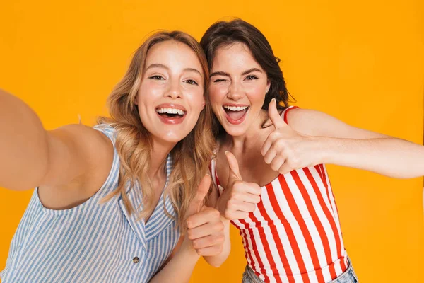 Retrato de cerca de dos alegres mujeres rubias y morenas de 20 años en verano llevan sonriendo mientras miran a la cámara —  Fotos de Stock