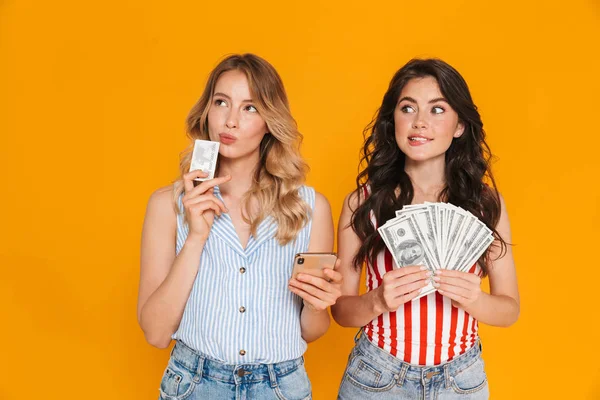 Πορτρέτο της σκέψης ωραίες γυναίκες 20s το καλοκαίρι φορούν χρησιμοποιώντας κινητό τηλέφωνο, ενώ κατέχουν πιστωτική κάρτα και λογαριασμούς χρημάτων — Φωτογραφία Αρχείου