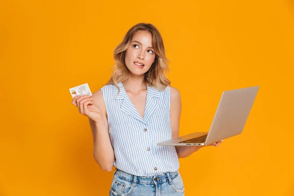 Fröhliches Mädchen im Sommer-Outfit — Stockfoto